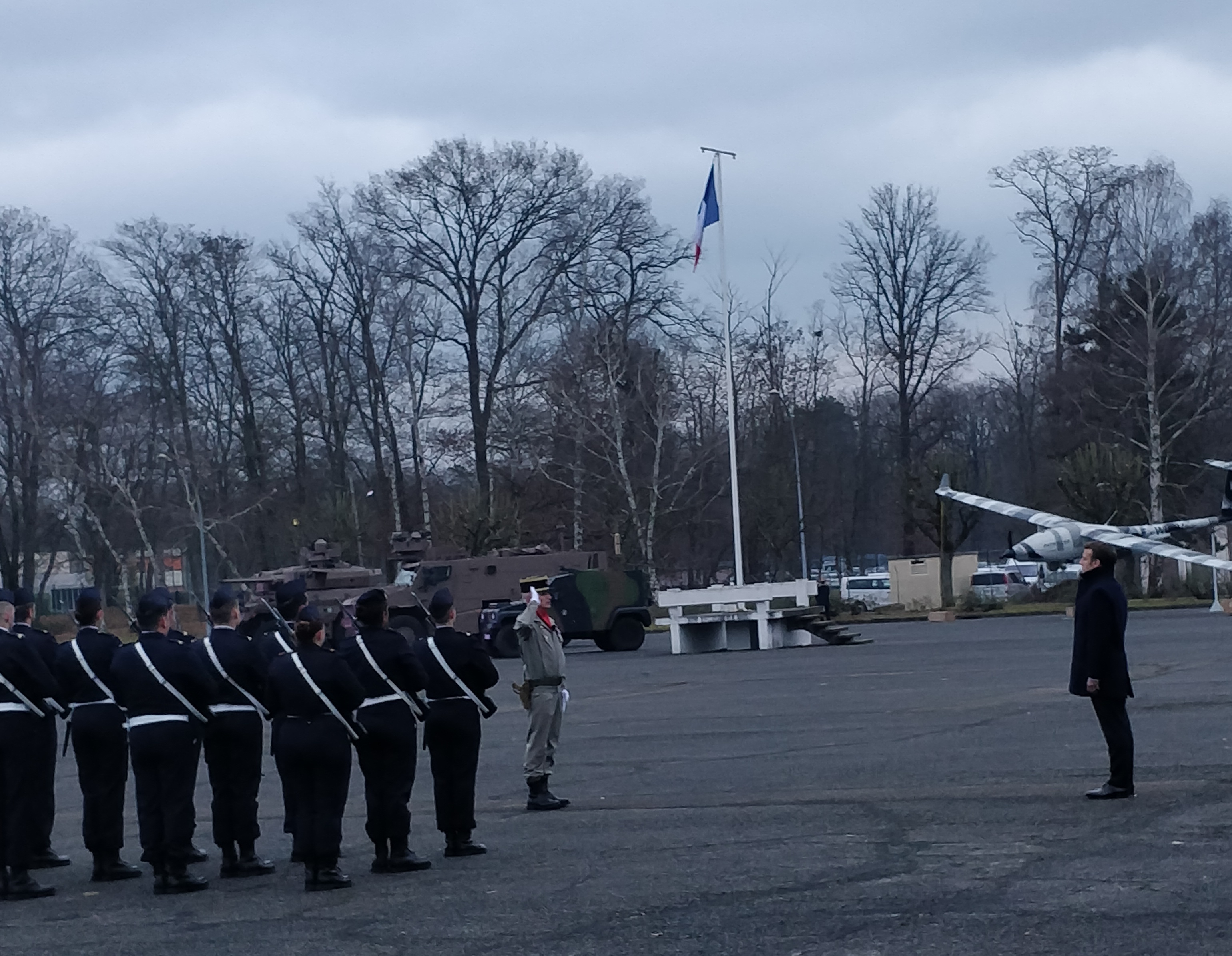Emmanuel Macron passe en revue les troupes sur le camp d'Oberhoffen